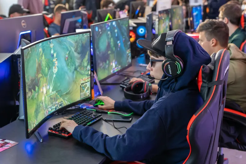 Sotto il sole o sotto il tetto? Il grande duello tra tornei gaming outdoor e arena indoor nel 2025